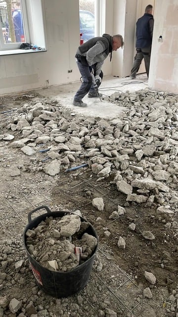 Betonvloer uitbreken met pneumatische hamer